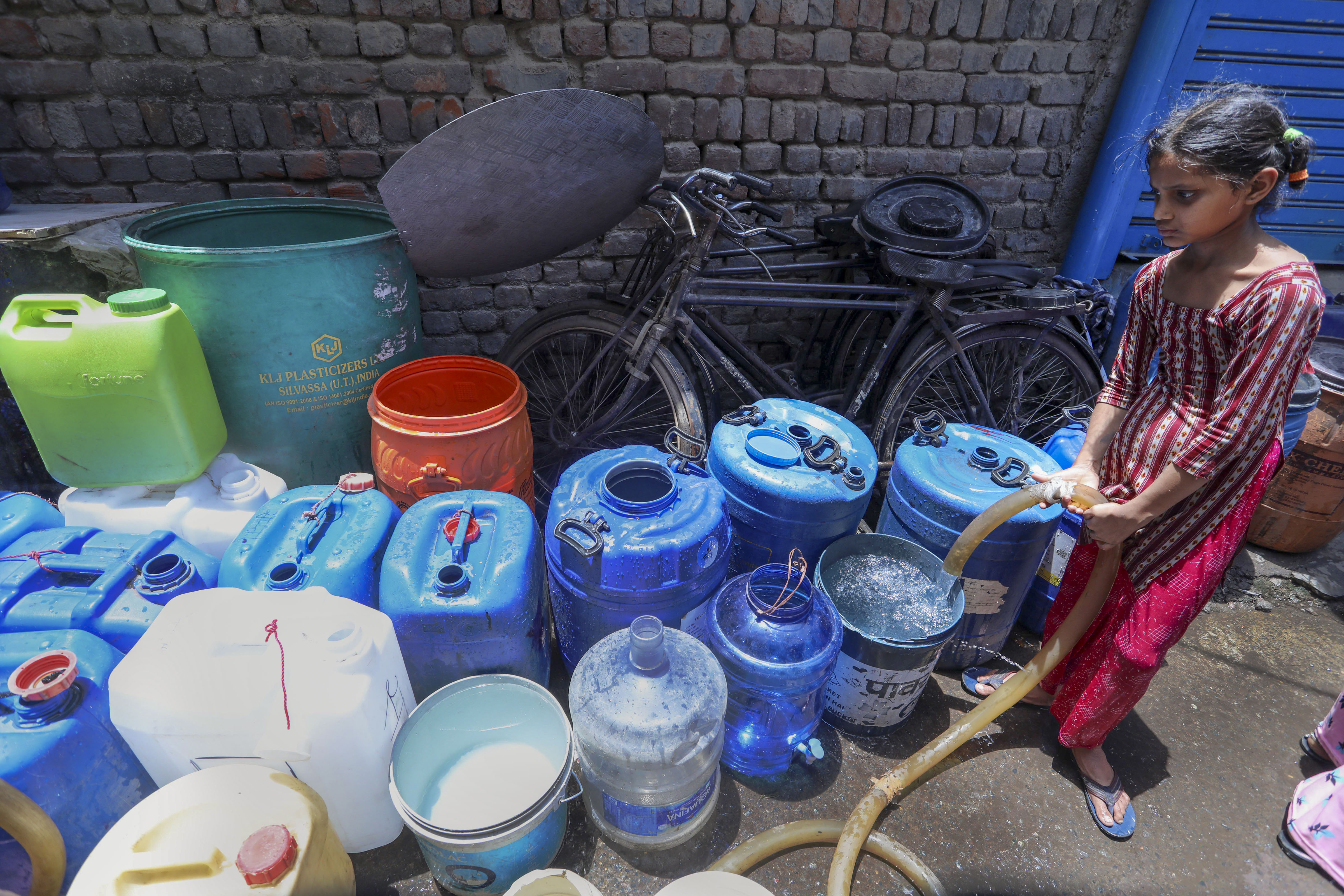 https://salarnews.in/public/uploads/images/newsimages/maannewsimage13062024_155400_delhi water crisis.jpg